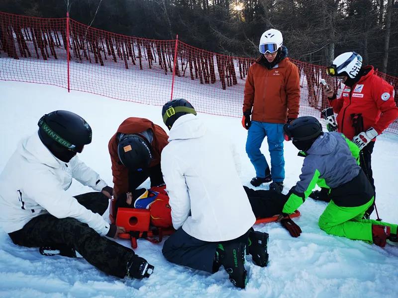 援疆醫(yī)療專家冬奧賽場做“滑雪醫(yī)生”：為運動員提供第一時間救護(hù)