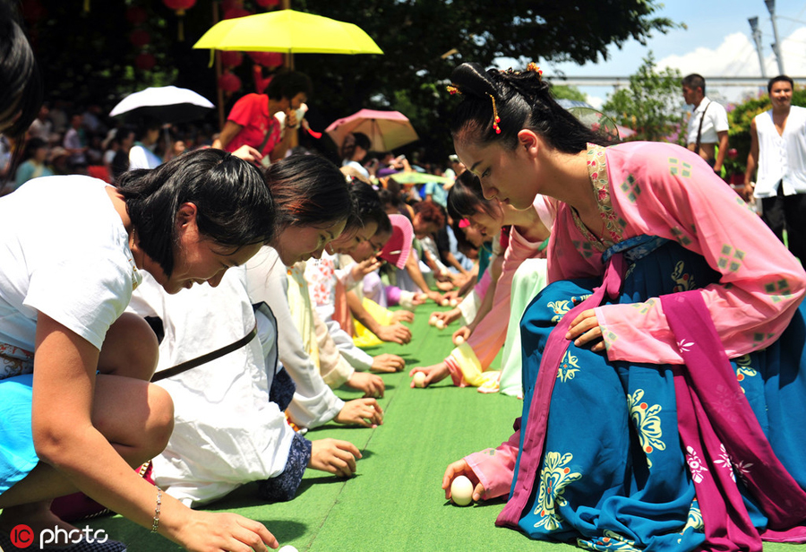 Customs to celebrate Dragon Boat Festival