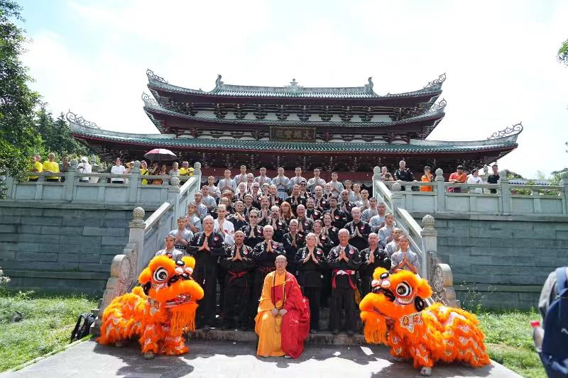 US Shaolin kung fu practitioners visit Fujian temple