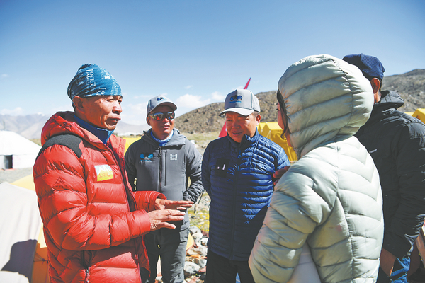 Mountaineering gets a helping hand in Xinjiang