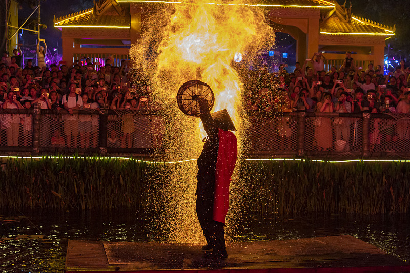 Dazzling fire pot performance lights up night sky in Chongqing