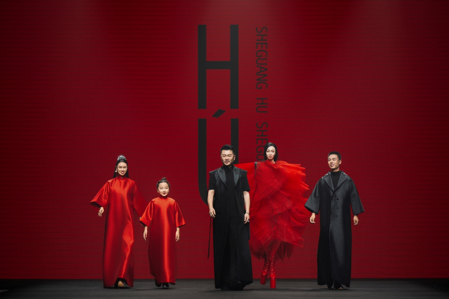 Hu Sheguang debuts new haute couture collection in Beijing