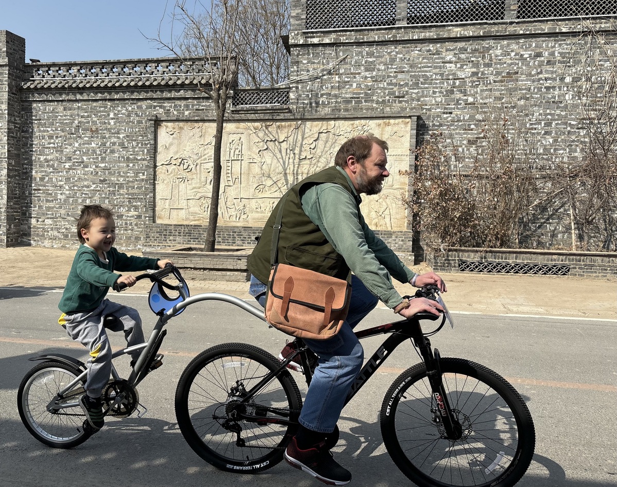 English teacher enjoys Hebei countryside on his bike